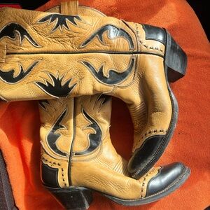 Lucchese Cream and Tan Leather Interior